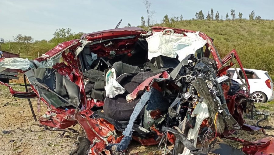 Una persona fallecida dejó colisión entre camión y un vehículo que resultó totalmente destruido en Casablanca