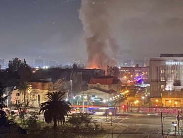 Incendio afectó a estructura en desuso del Hospital Barros Luco: no hubo lesionados