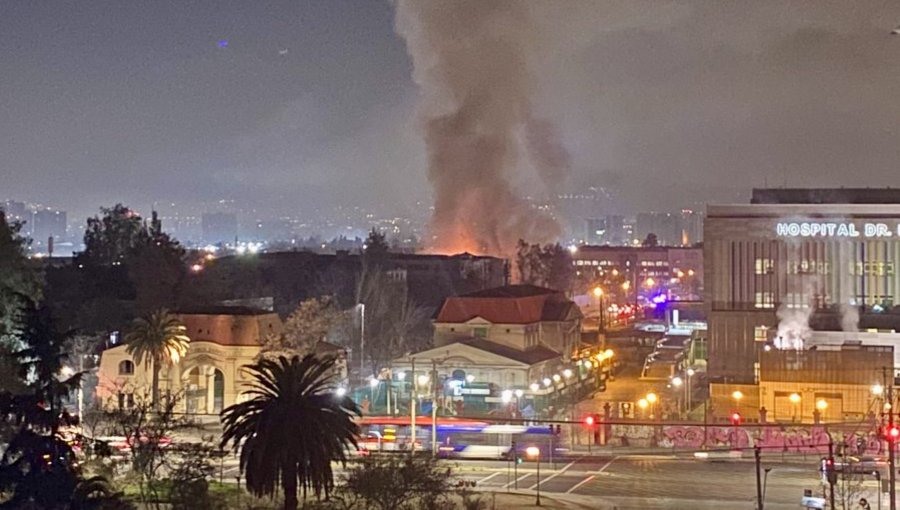 Incendio afectó a estructura en desuso del Hospital Barros Luco: no hubo lesionados