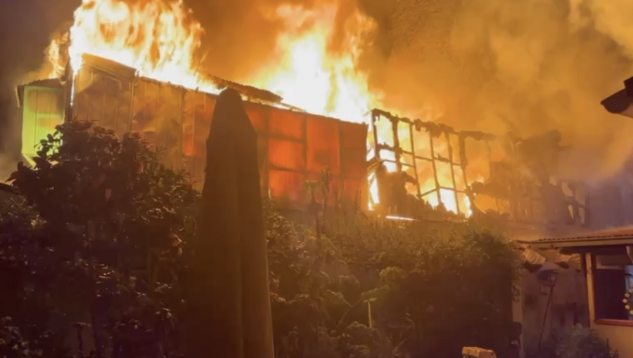 Incendio estructural consumió cuatro viviendas del sector viñamarino de Santa Inés