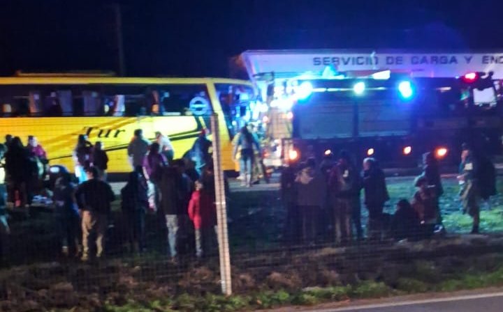 Dos personas fallecidas y varias lesionadas deja colisión de bus con camión en la ruta 5 Sur a la altura de Paine