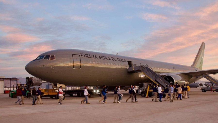 42 extranjeros que cometieron distintos delitos fueron expulsados de Chile en un avión de la FACh