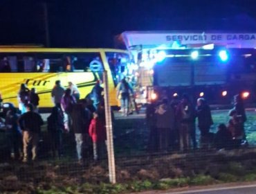 Dos personas fallecidas y varias lesionadas deja colisión de bus con camión en la ruta 5 Sur a la altura de Paine