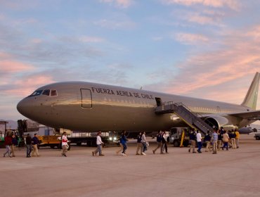 42 extranjeros que cometieron distintos delitos fueron expulsados de Chile en un avión de la FACh