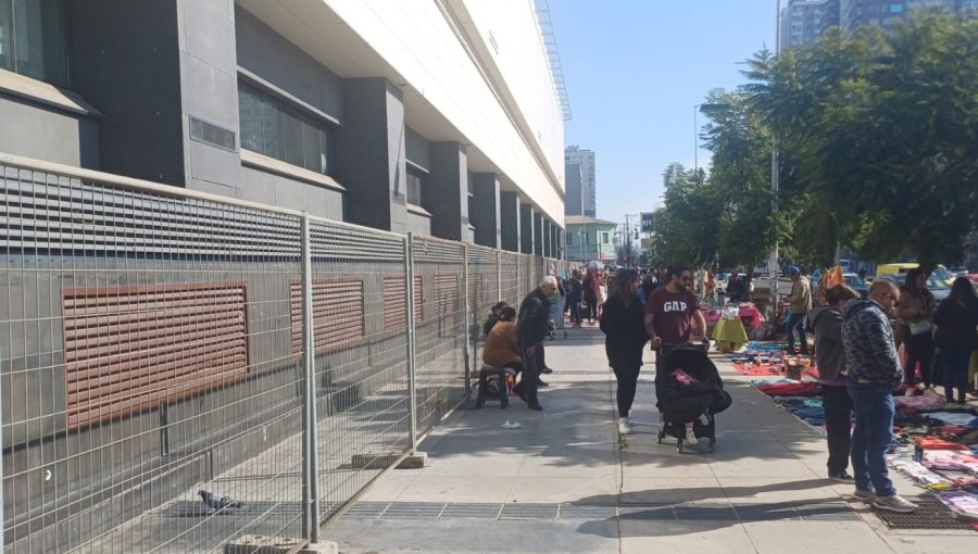 Pacientes y trabajadores en riesgo: Cierran fachada del nuevo Hospital Gustavo Fricke de Viña por peligro de caída de materiales