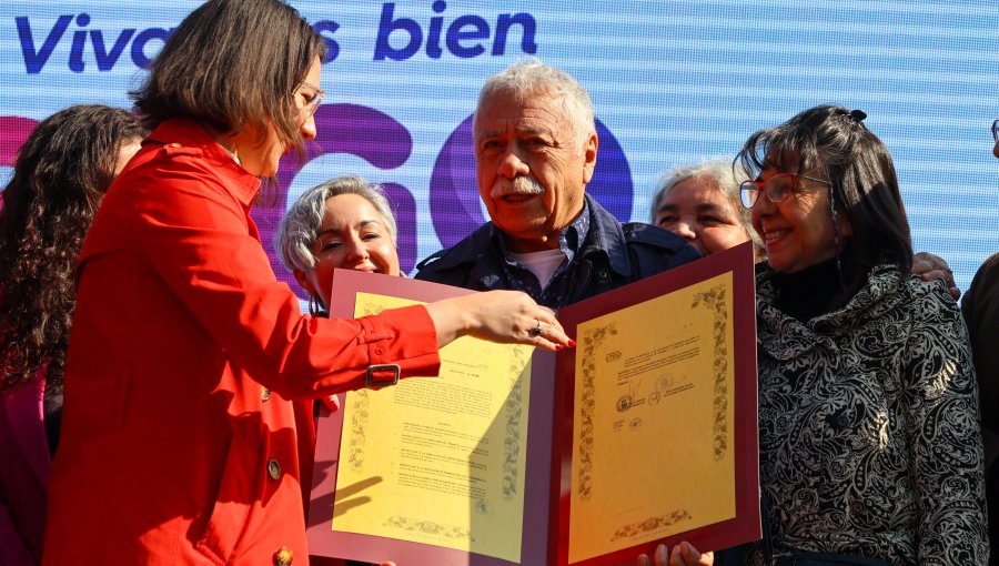 Comuna de Santiago homenajea a Carlos Caszely con calle con su nombre