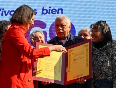 Comuna de Santiago homenajea a Carlos Caszely con calle con su nombre