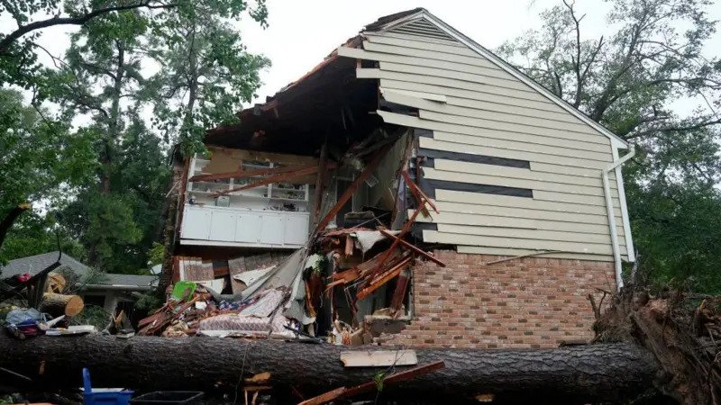 Huracán Beryl deja al menos 4 muertos y 2 millones de hogares sin electricidad en su paso por el sur de Texas