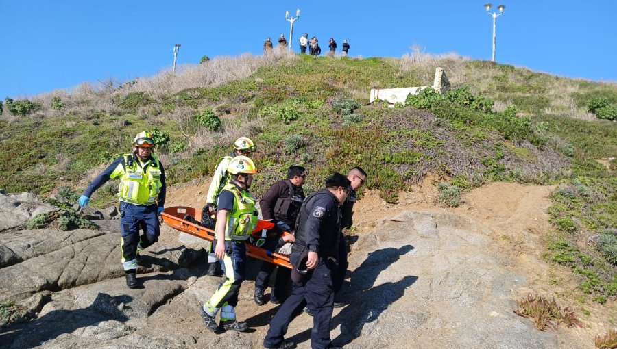 Rescatan a persona que cayó a roqueríos en el sector del Faro Punta Ángeles de Valparaíso