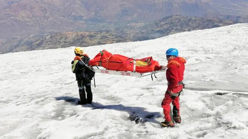 Encuentran el cuerpo momificado de un escalador estadounidense que desapareció hace 22 años en la cumbre más alta de Perú