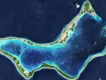 La remota isla británica que alberga una base militar secreta de EE.UU. y se encuentra en el centro de una disputa migratoria