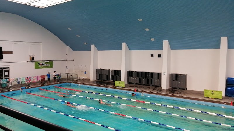 Mujer muere mientras acompañaba a familiares en una clase de natación en piscina municipal de Villa Alemana