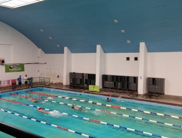 Mujer muere mientras acompañaba a familiares en una clase de natación en piscina municipal de Villa Alemana