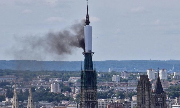 Incendio afectó a la aguja de la catedral de Ruan en Francia en medio de labores de restauración