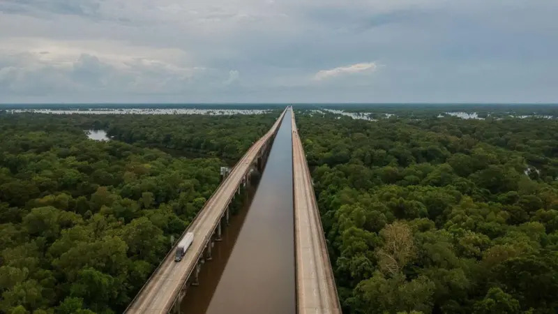 Rescatan a bebé de 1 año que llevaba dos días solo al costado de una carretera en Estados Unidos