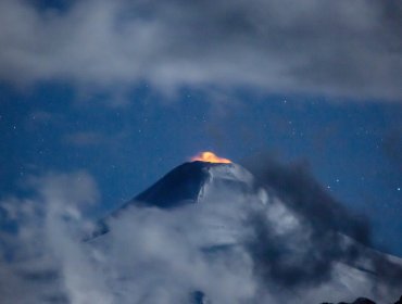 Explosión en el volcán Villarrica lanzó material a unos 500 metros de distancia: columna de gases y cenizas superó los 600 metros