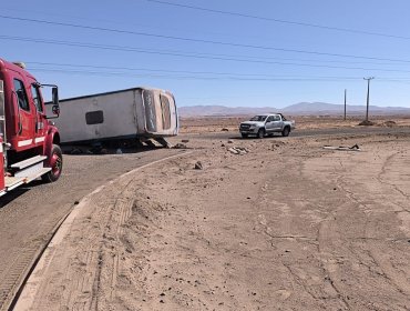 Dos fallecidos y más de 20 personas heridas deja volcamiento de un bus en la ruta 5 Norte en Pozo Almonte