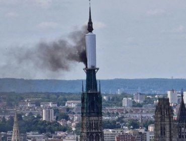 Incendio afectó a la aguja de la catedral de Ruan en Francia en medio de labores de restauración