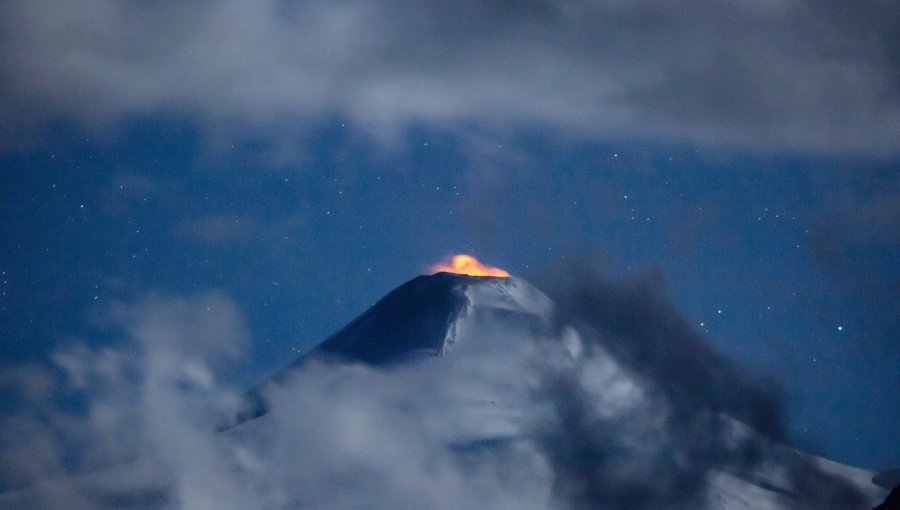 Explosión en el volcán Villarrica lanzó material a unos 500 metros de distancia: columna de gases y cenizas superó los 600 metros