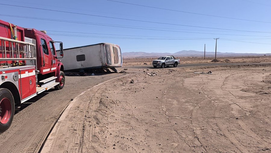 Dos fallecidos y más de 20 personas heridas deja volcamiento de un bus en la ruta 5 Norte en Pozo Almonte