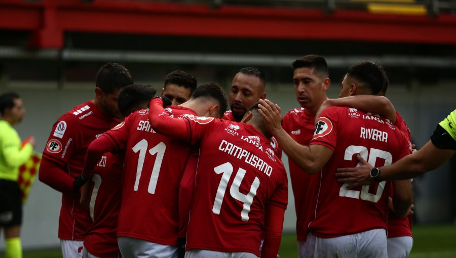 Ñublense avanzó a la final de la zona sur de Copa Chile tras golear a D. Linares en Chillán