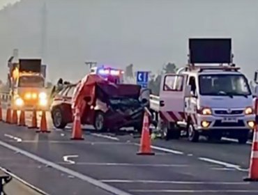 Conductora pierde la vida en la ruta 68 tras chocar contra camión de concesionaria: tránsito a Valparaíso permaneció suspendido