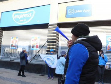 Huelga de trabajadores de Walmart continúa mientras empresa logra acuerdo con uno de los sindicatos