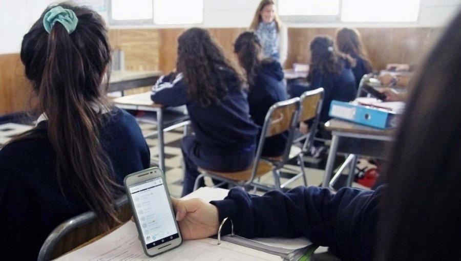 Prohibición de celulares en colegios de Las Condes: 71% respalda la medida según encuesta