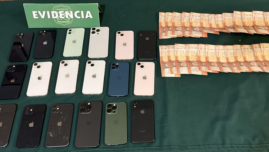 Detienen a sujeto que transportaba 18 celulares y que intentó sobornar a carabineros con $500.000 para evitar su detención en Santiago