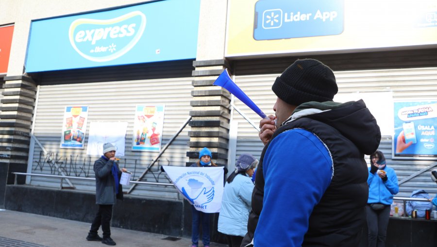 Huelga de trabajadores de Walmart continúa mientras empresa logra acuerdo con uno de los sindicatos