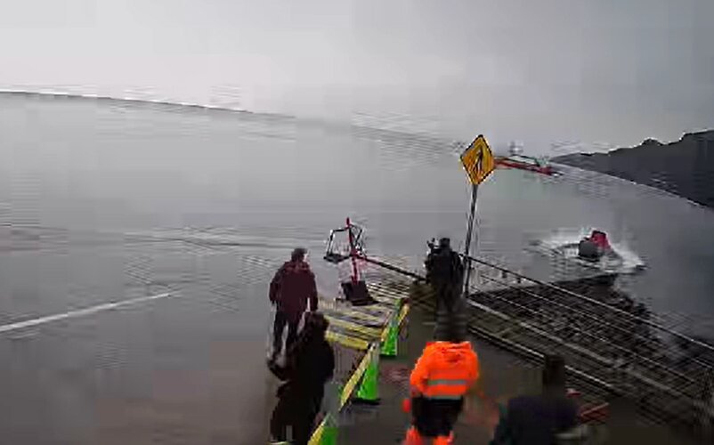 Rescatan a conductor de camión que cayó al mar por rampa de acceso del embarcadero de caleta La Arena en Puerto Montt