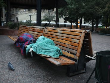 Directora de Juntos en la Calle aborda encuesta sobre personas en situación de calle en Chile: "Necesitamos trabajar en los prejuicios"