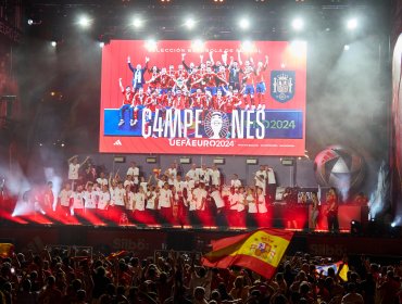 Selección española se da un multitudinario baño de masas en la celebración por la cuarta Eurocopa