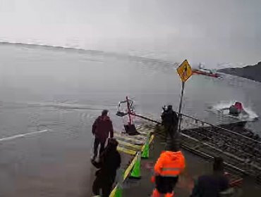 Rescatan a conductor de camión que cayó al mar por rampa de acceso del embarcadero de caleta La Arena en Puerto Montt