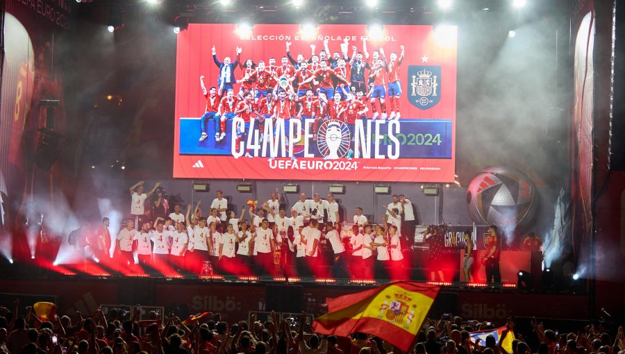 Selección española se da un multitudinario baño de masas en la celebración por la cuarta Eurocopa