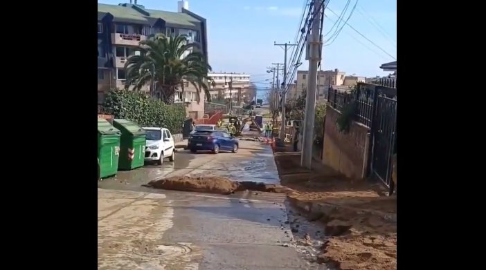 Vecinos de Santa Inés en Viña denuncian que se encuentran sin suministro de agua por trabajos mal realizados tras rotura de matriz