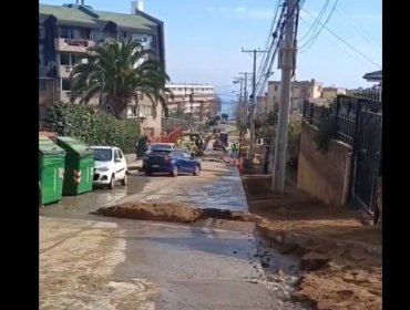 Vecinos de Santa Inés en Viña denuncian que se encuentran sin suministro de agua por trabajos mal realizados tras rotura de matriz