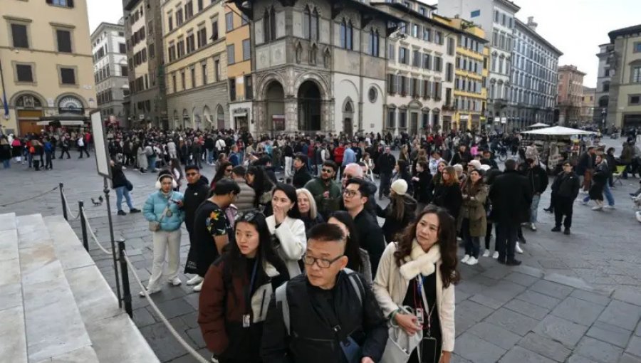 Indignación en Italia por la simulación de actos lascivos de una turista con una estatua en Florencia