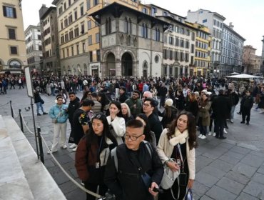 Indignación en Italia por la simulación de actos lascivos de una turista con una estatua en Florencia