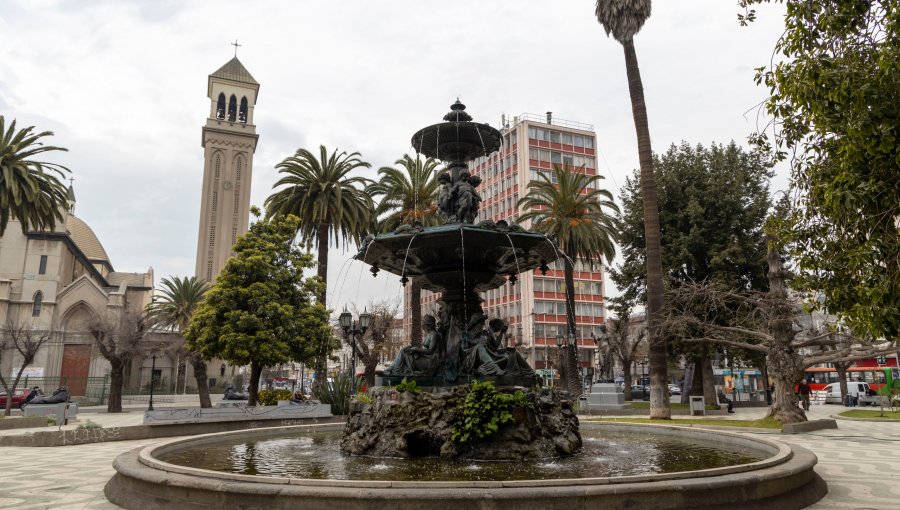 Pileta de la plaza Victoria de Valparaíso fue recuperada: Municipio se comprometió a tener en funcionamiento las cuatro del plan