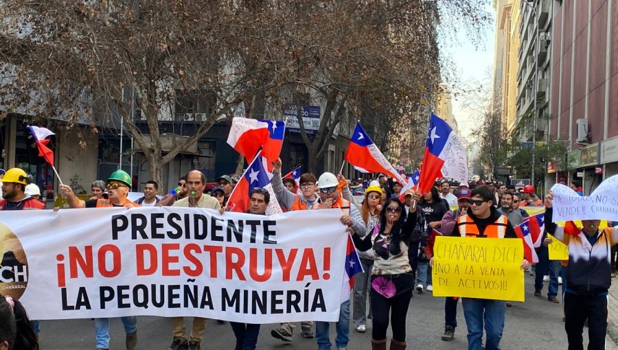 Mineros de Petorca y San Felipe llegaron a La Moneda para manifestar su rechazo a la venta del 10% de Quebrada Blanca