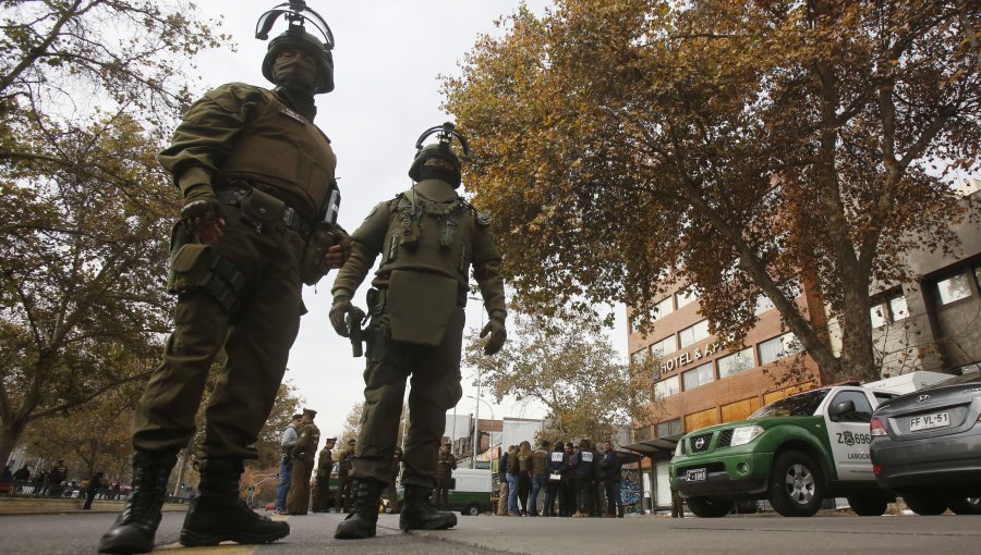 Carabinero y una comerciante ambulante fueron detenidos por agresiones mutuas durante un operativo en Santiago