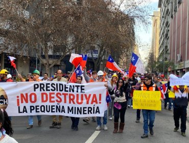 Mineros de Petorca y San Felipe llegaron a La Moneda para manifestar su rechazo a la venta del 10% de Quebrada Blanca