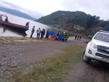 Madre e hijo mueren en Chiloé tras caer auto en que viajaban al mar