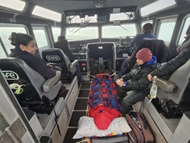 Armada apoyó evacuación médica de adulto mayor desde el archipiélago Juan Fernández