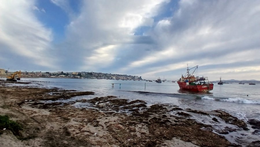 Luego de 37 días, logran desvarar lancha que se encontraba encallada en playa de Quintero