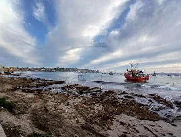 Luego de 37 días, logran desvarar lancha que se encontraba encallada en playa de Quintero