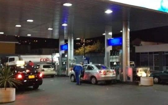 Delincuentes armados perpetraron un robo en servicentro de Limache: trabajador de bencinera resultó con lesiones