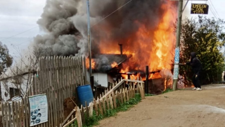 Incendio estructural destruyó casa de dos pisos en la Villa Independencia de Viña del Mar