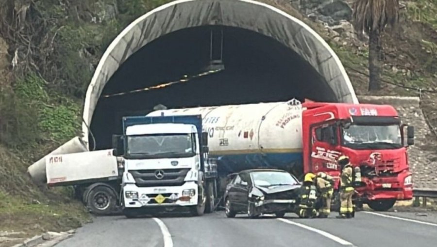 Dos camiones colisionaron en el túnel La Calavera en dirección a Santiago: tránsito en tramo de la ruta 5 Norte está inhabilitado